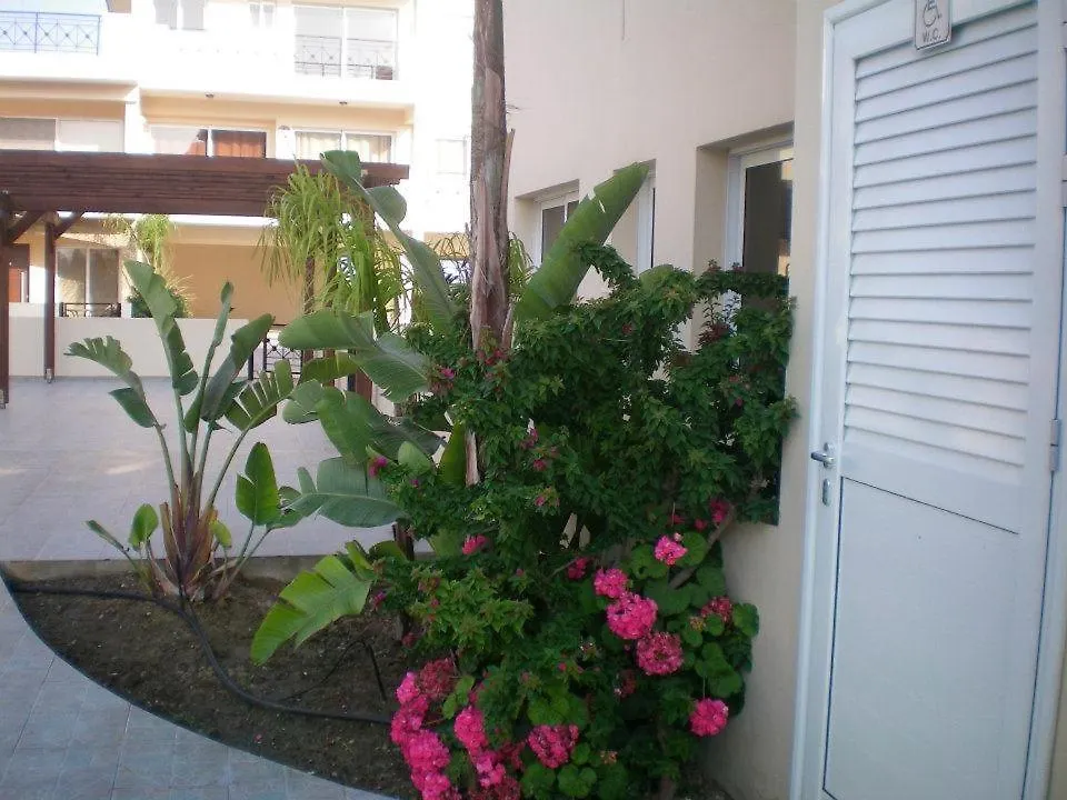 104 Excellent 2 Bed Apartment With Pool View, Ac & Gym! Perivólia