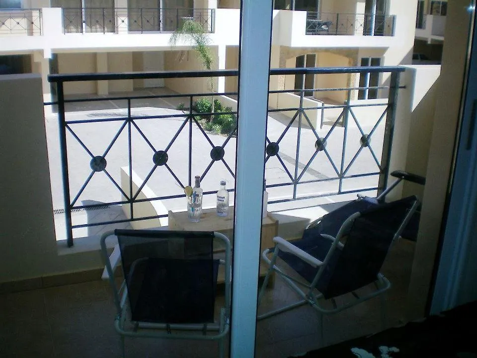 104 Excellent 2 Bed Apartment With Pool View, Ac & Gym! Perivólia